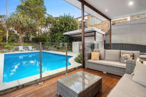 Pool side Luxury pet friendly - walk to the beach